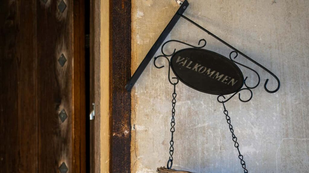 Practical guide for US advertisers to find New Zealand Line creators and run engagement-based campaigns using platform APIs, discovery tactics, and creative briefs.