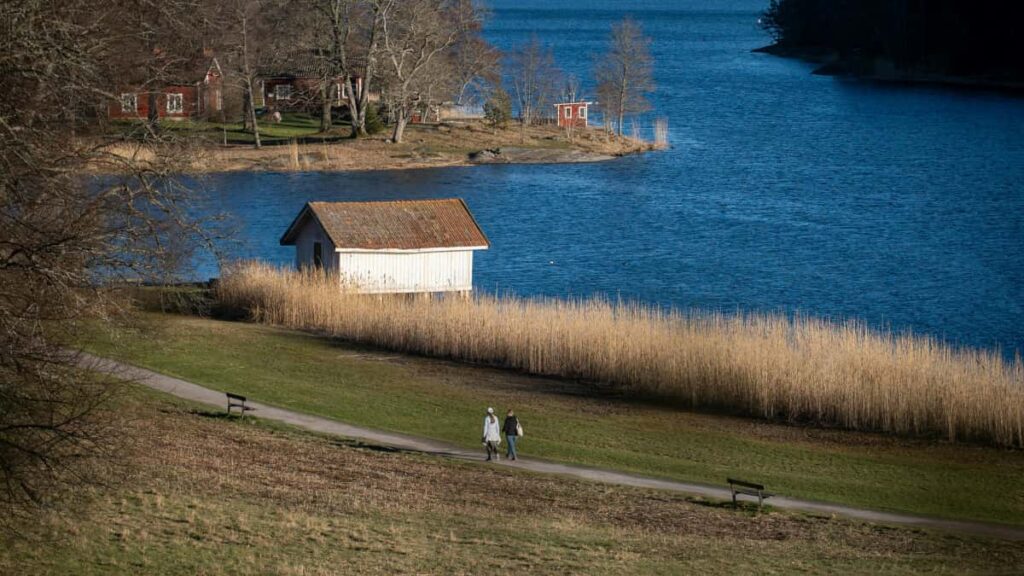 Practical guide for US-based creators on contacting Slovenian brands via WhatsApp to pitch tourism board collaborations. Localized outreach templates, timing, legal notes, and quick-win tactics.