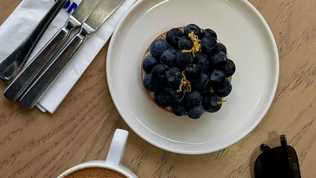 Practical playbook for US advertisers to find Bahrain-based Amazon creators for real-life event vlogs — outreach, vetting, contracts, and on-site filming tips.