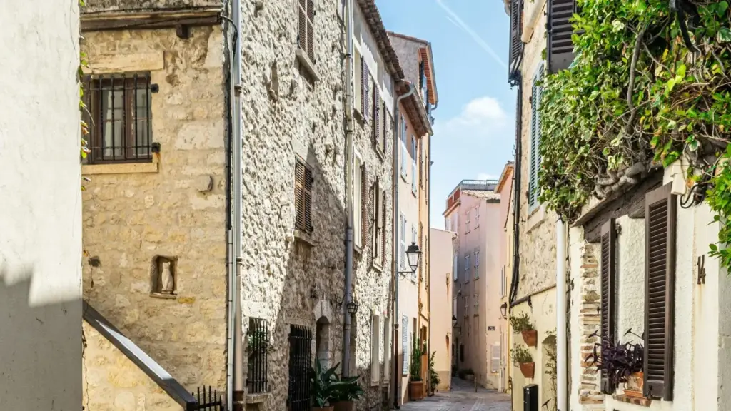 Practical playbook for US advertisers to find Disney+ creators in Oman to boost mobile game launches — tactics, outreach templates, platform tips, and measurable next steps.