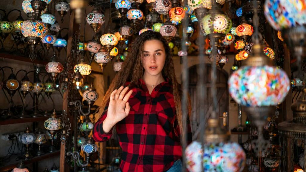 Practical playbook for US creators on how to contact Egypt-based brands appearing on Hulu, pitch unboxing/testimonial clips, and get dealsstrategy, outreach scripts, and risks.