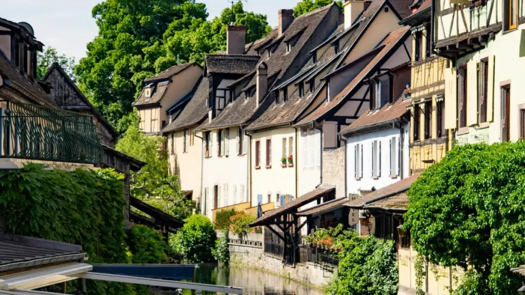 Practical playbook for US advertisers to find Swiss YouTube creators for album reaction campaigns—local strategy, outreach templates, legal flags, and metrics to track.