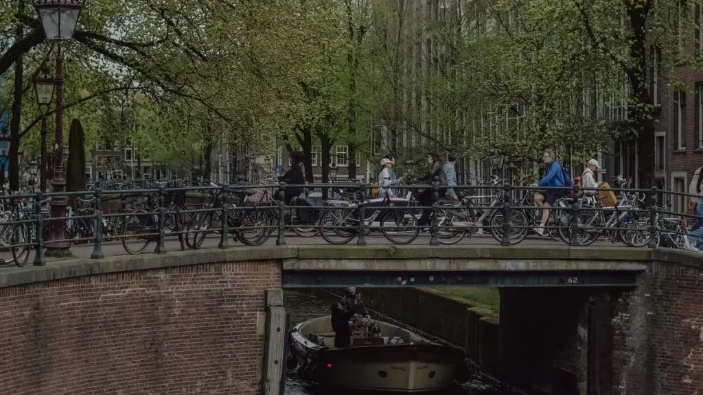 Practical guide for U.S. advertisers to find and partner with Uruguay-based SoundCloud creators for seasonal promotions — outreach tactics, vetting, contracts, and campaign setups.