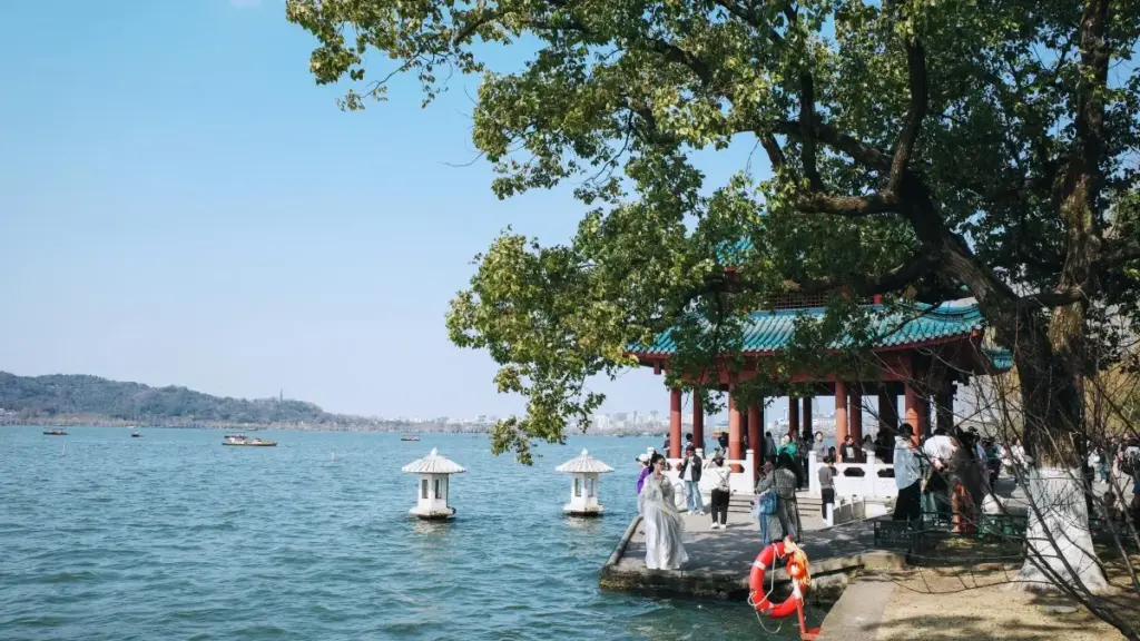 Practical, street-smart guide for US creators on using VKontakte to find and pitch Dominican Republic brands for branded travel vlogs — tactics, outreach scripts, and platform hacks.