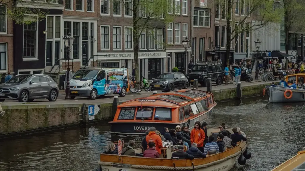 Step-by-step guide for US creators to connect with Singapore brands on Discord and co-create travel planning guides—templates, outreach channels, and partnership tips.