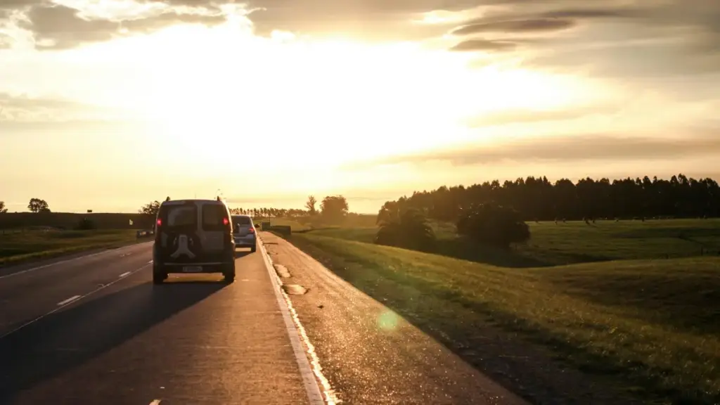 Practical guide for US advertisers to find Iran-based YouTube creators, build safe flash-sale funnels, and manage risks while driving fast conversions.