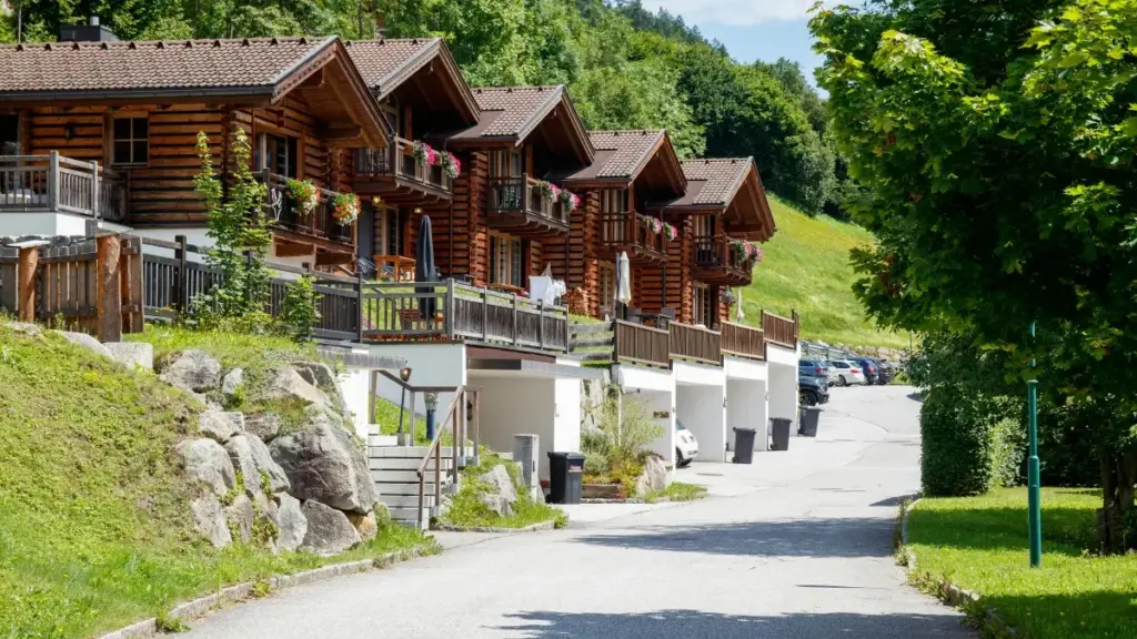 Practical guide for US creators on pitching Hungary brands via Xiaohongshu, combining platform tactics, outreach templates, and cross-platform strategy.