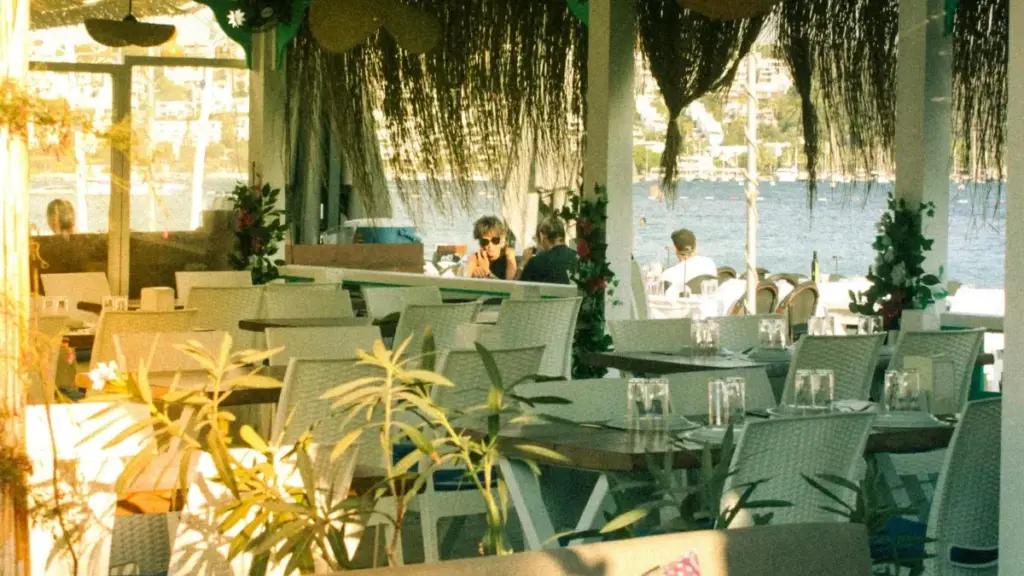 Practical, street-smart playbook for US creators who want to pitch Azerbaijan brands on YouTube Shorts — outreach, localization, pricing, and a tested content hook model.