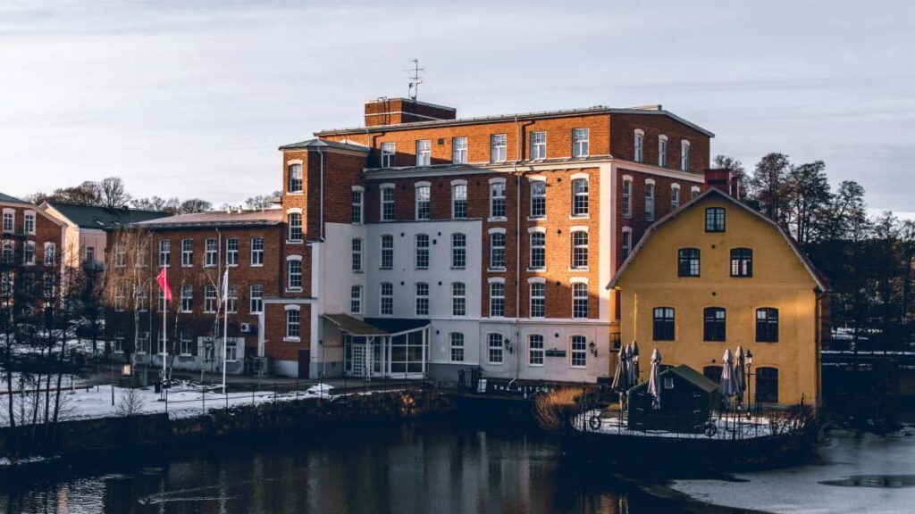 Practical playbook for US creators to reach Turkey-based brands on SoundCloud and land partnerships with game publishers.