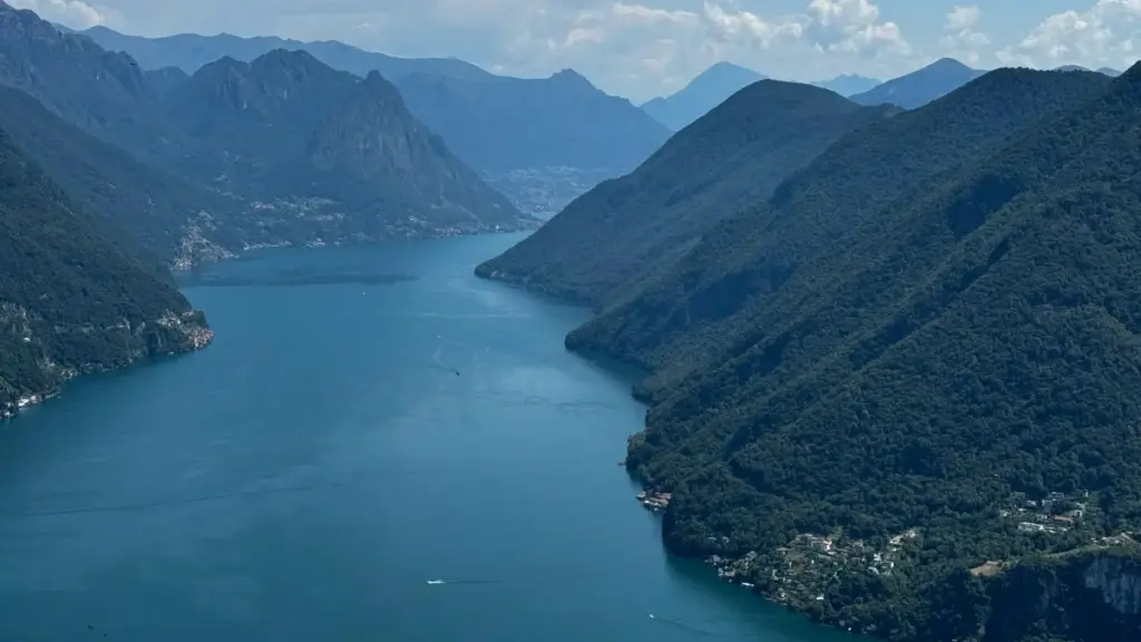 Practical guide for US advertisers to identify, vet, and sponsor Russia-based Moj creators for behind-the-scenes content, with risk notes and outreach tactics.