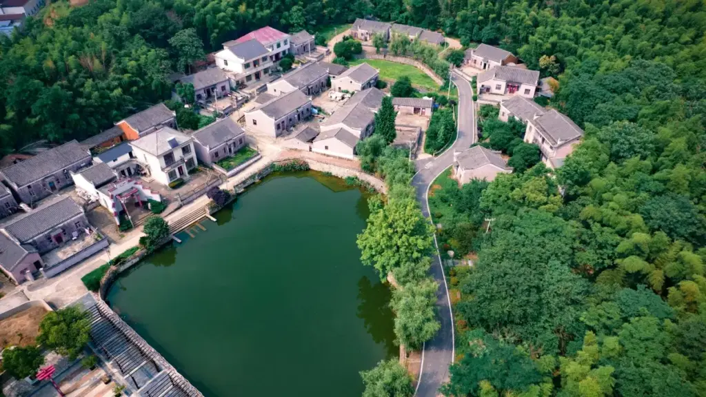 A practical playbook for U.S. creators to pitch Finland brands on Twitch, build trust, and turn streams into real money without looking spammy.